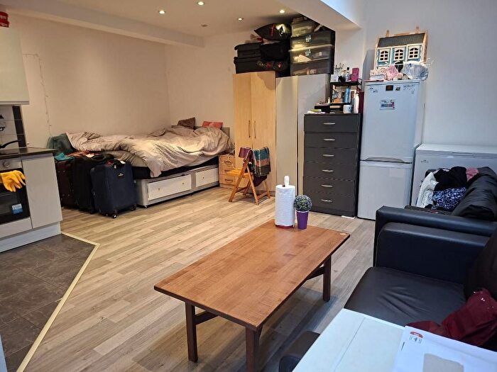 1 Bedroom Flat To Rent In Aldworth Road, Stratford, London, Greater London, E15