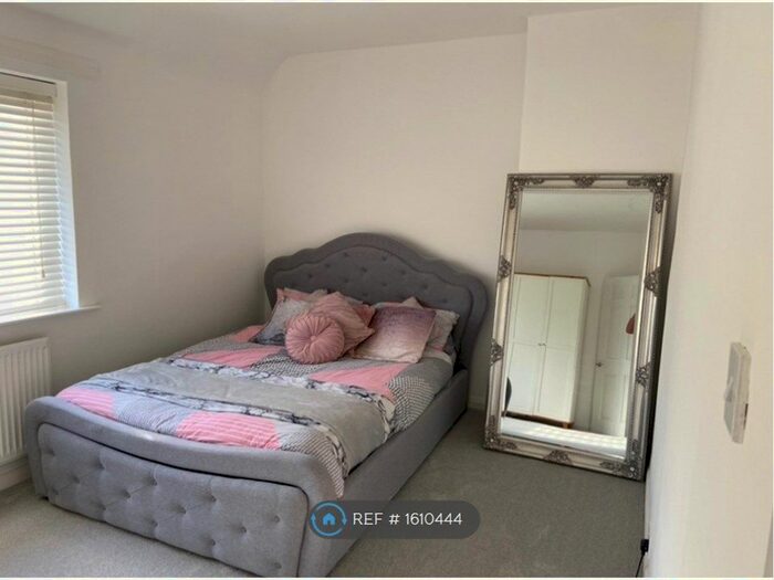 2 Bedroom Semi-Detached House To Rent In Launcelot Road, Bromley, BR1