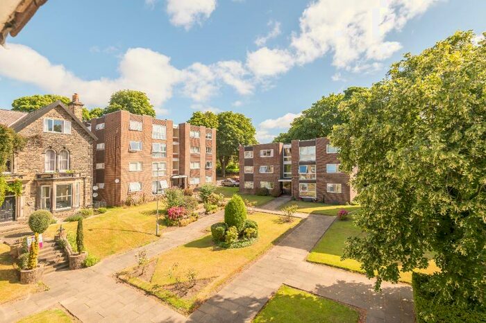 2 Bedroom Flat To Rent In Kingsway Court, Moortown, Leeds, LS17