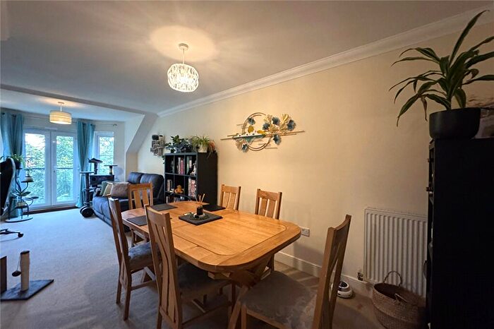 2 Bedroom Flat For Sale In Scholars Walk, Farnborough, Hampshire, GU14
