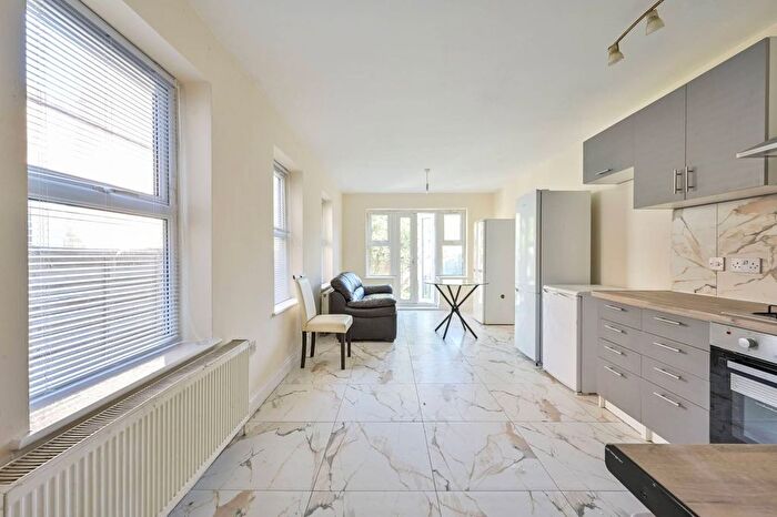 1 Bedroom Flat To Rent In Durnsford Road, Southfields, London, SW19