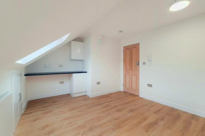 Studio To Rent In Byron Road, Wealdstone, Harrow, HA3