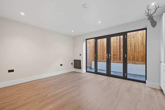 3 Bedroom Flat To Rent In Glebe Road, Dalston, E8