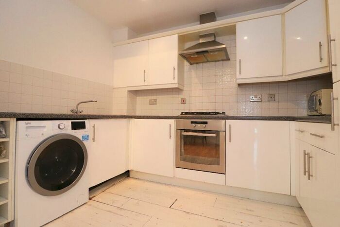 3 Bedroom Apartment To Rent In Clarkson Court, Hatfield, AL10