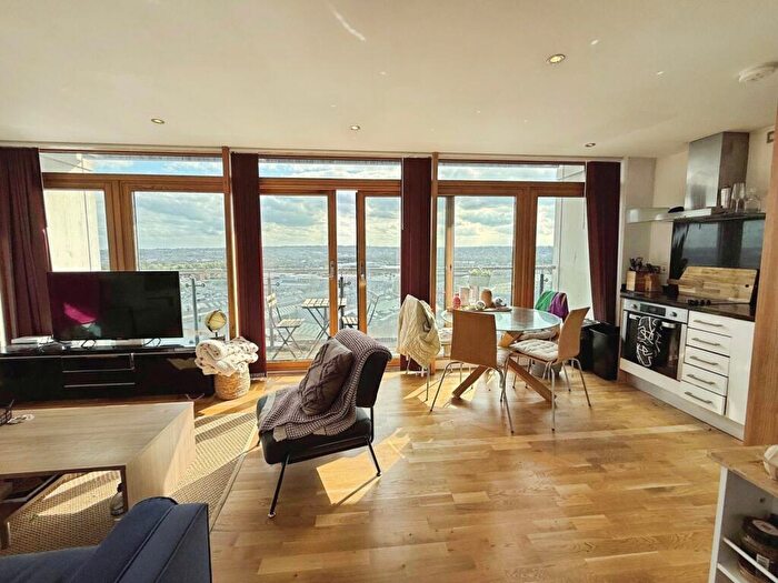 2 Bedroom Flat To Rent In Clarence House, The Boulevard, Leeds, West Yorkshire, LS10