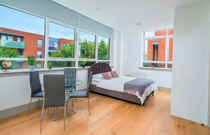 Studio To Rent In Lawrence Road, London, N15