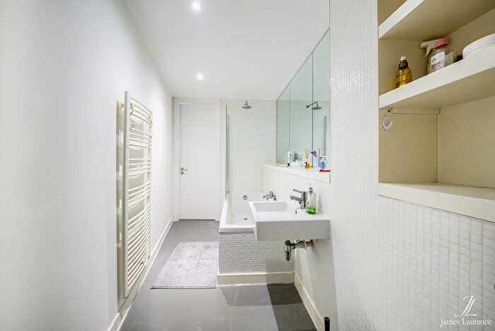 2 Bedroom Apartment To Rent In The Rotunda, New Street, Birmingham, B2