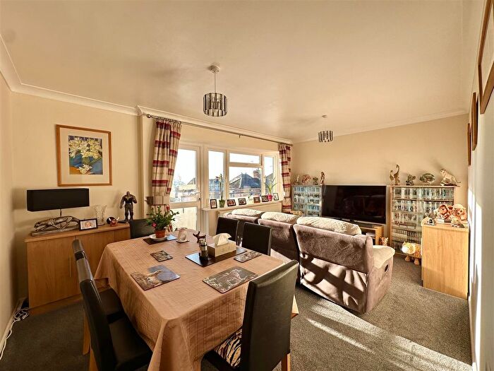 2 Bedroom Flat For Sale In Hastings Road, Bexhill-On-Sea, TN40