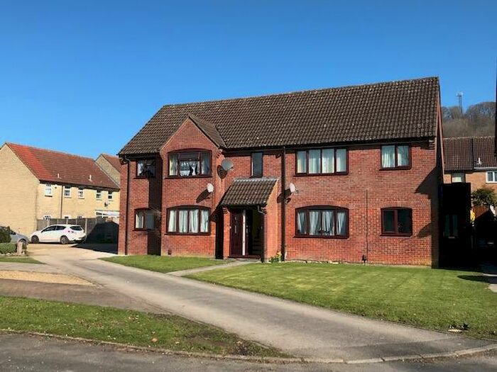 2 Bedroom Flat To Rent In Broadwood Close, Warminster, BA12