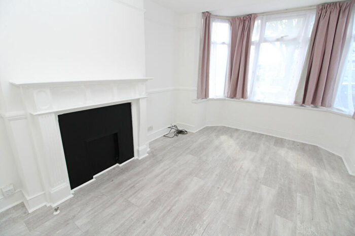 2 Bedroom Flat To Rent In Bellingham Road, Catford, SE6