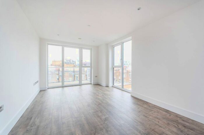 3 Bedroom Flat To Rent In Talisker House, Acton, London, W3