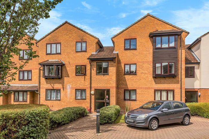 Apartment To Rent In Knaves Hollow, High Wycombe, HP10