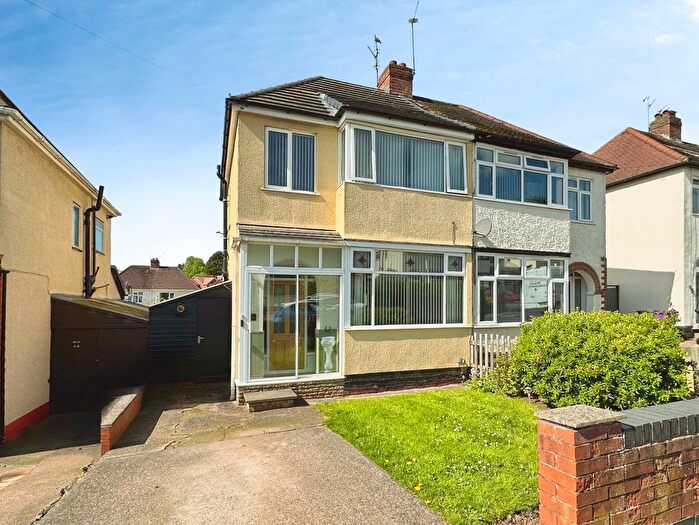 3 Bedroom Semi Detached House For Sale In Lynton Avenue, Wolverhampton, WV6