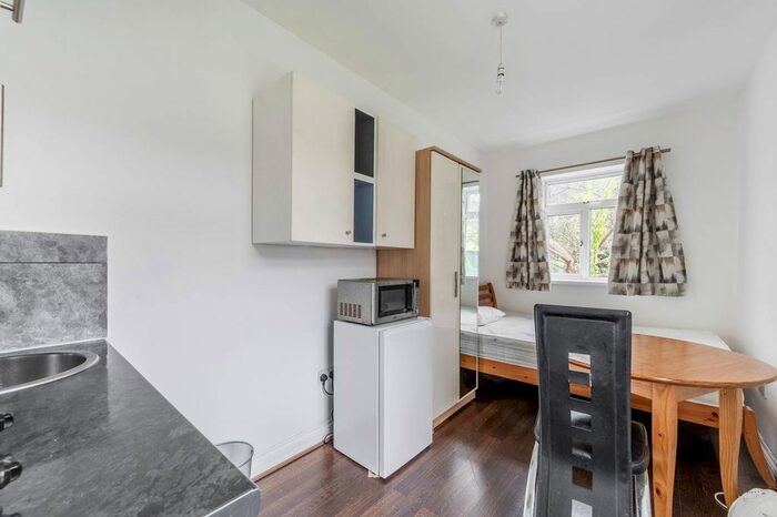 1 Bedroom Flat To Rent In Old Rectory Gardens, Edgware, HA8