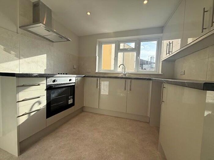 3 Bedroom Flat To Rent In Marmion Road, Portsmouth, Hampshire, PO5