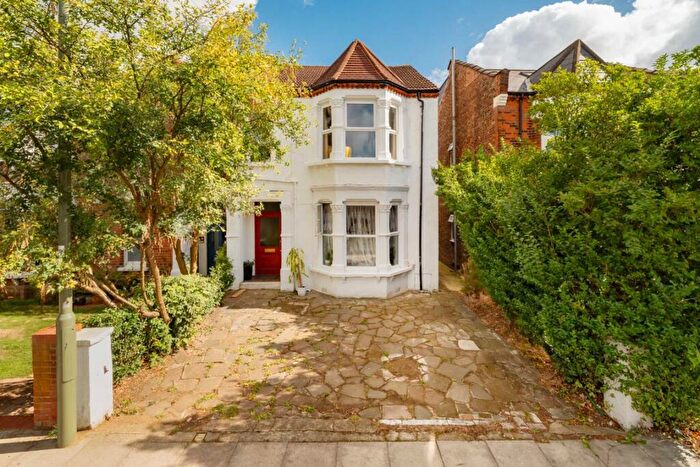 2 Bedroom Flat For Sale In Long Lane, Finchley, N3