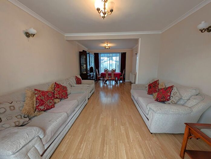 3 Bedroom End Of Terrace House For Sale In Bourne Avenue, Hayes, Greater London, UB3