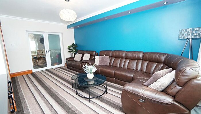 5 Bedroom Semi-Detached House For Sale In Fourth Avenue, Killinghall, Bradford, BD3