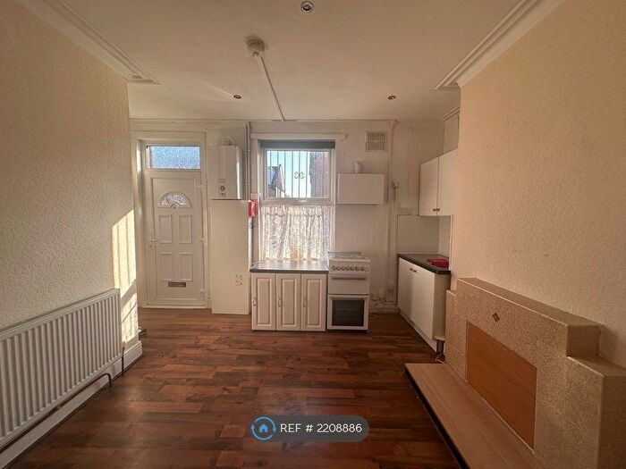 2 Bedroom Terraced House To Rent In Crosby View, Leeds, LS11