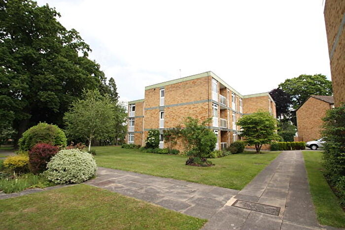 2 Bedroom Flat For Sale In Chobham Road, Woking, GU21