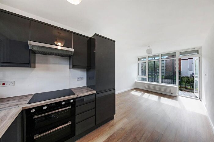 2 Bedroom Flat To Rent In Heather Close, London, SW8