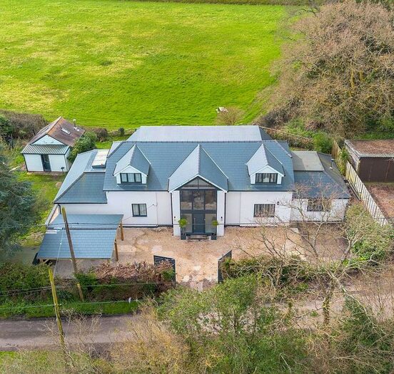 4 Bedroom Detached House For Sale In Spouts Lane West Wellow Romsey, Hampshire, SO51