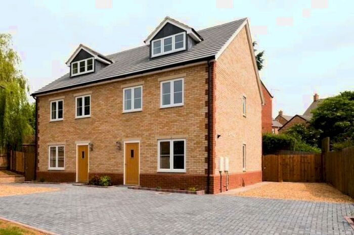 4 Bedroom Semi-Detached House To Rent In High Street, Bozeat, NN29