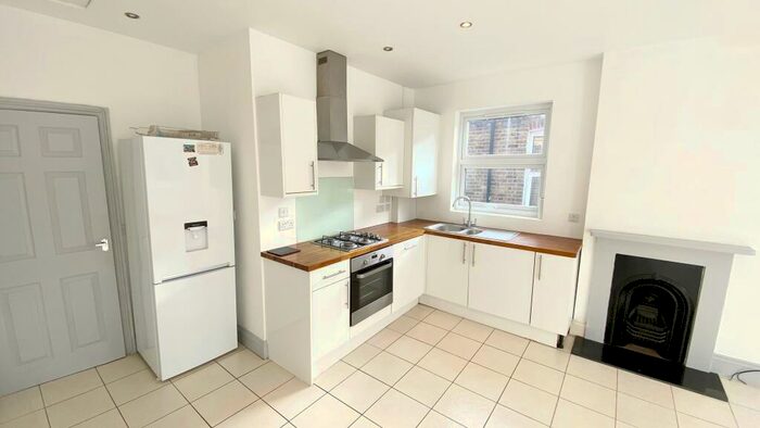 3 Bedroom Flat To Rent In Lonsdale Road, Wanstead, E11