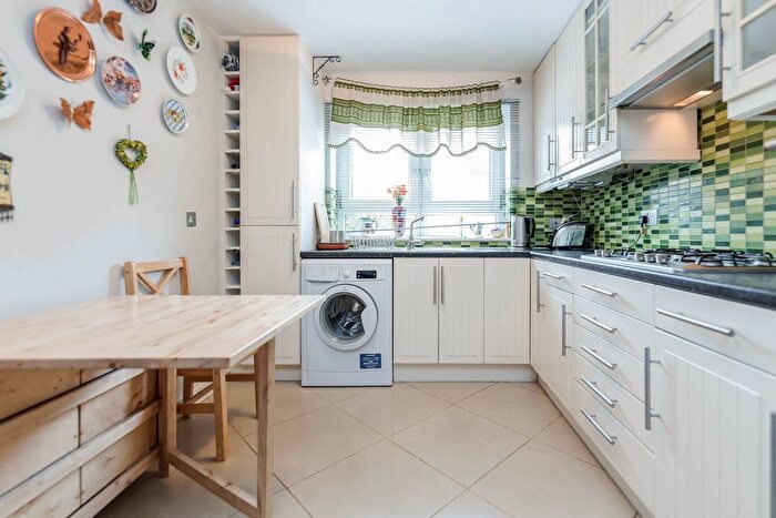 2 Bedroom Flat For Sale In Chatham Street, London, SE17
