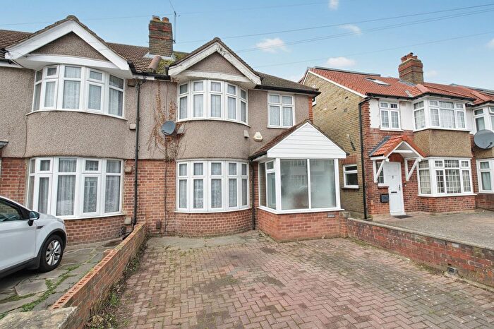 3 Bedroom Semi-Detached House To Rent In Ash Grove, Hounslow, TW5