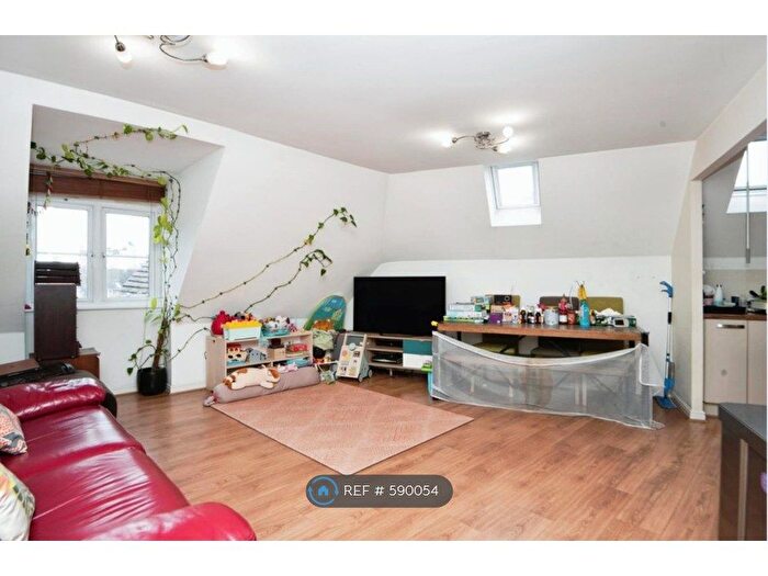 2 Bedroom Flat To Rent In Lockhart Road, Watford, WD17