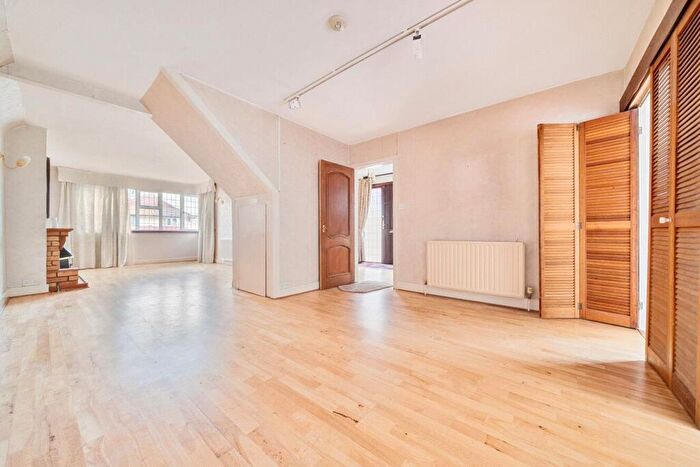 3 Bedroom Semi-Detached House For Sale In Exford Road, Lee, London, SE12