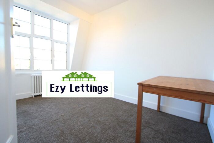 3 Bedroom Flat To Rent In Leigham Avenue, London, SW16
