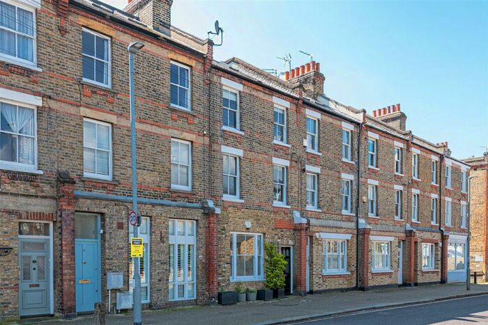 2 Bedroom Flat To Rent In Lacy Road, London, SW15