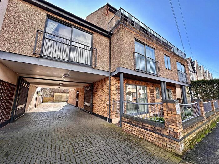 2 Bedroom Flat For Sale In Glendale Gardens, Leigh On Sea, Essex, SS9