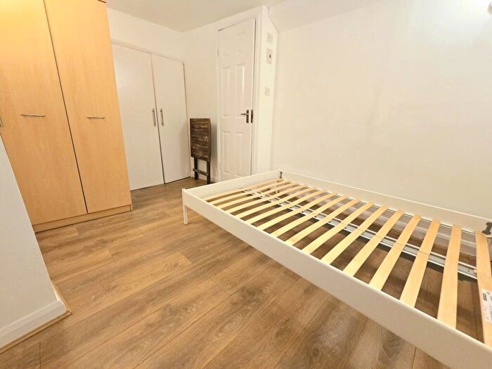 Flat To Rent In Offord Road, Islington, N1