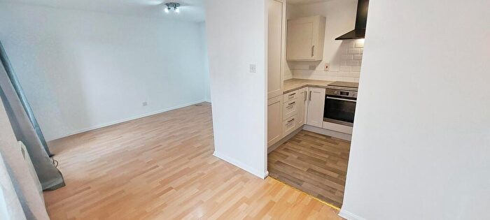 2 Bedroom Apartment To Rent In Velour Close, Salford, M3