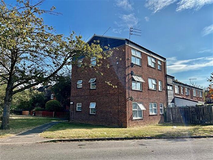 2 Bedroom Flat To Rent In Howe Dell, Hatfield, AL10