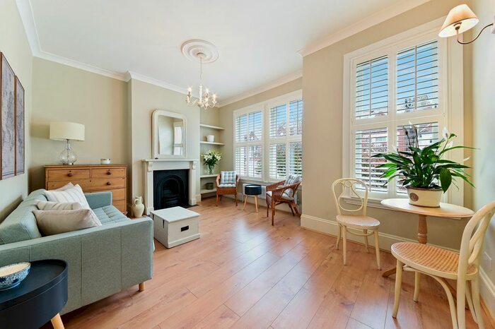 2 Bedroom Flat To Rent In Dagnan Road, SW12