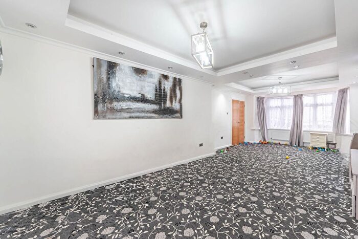 4 Bedroom Semi-Detached House For Sale In Glenwood Grove, Kingsbury, London, NW9