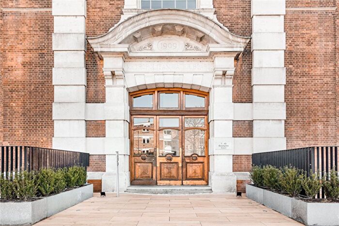 2 Bedroom Flat For Sale In Bazalgette Court, Great West Road, W6
