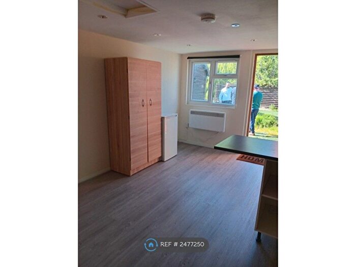 Studio To Rent In Upminster, Upminster, RM14