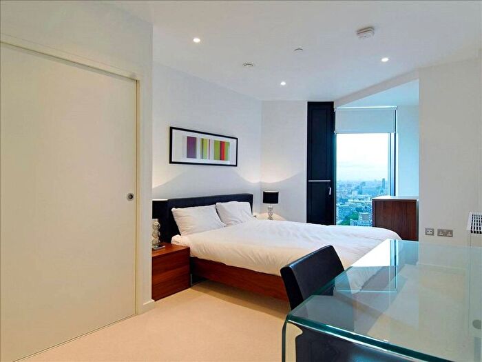 3 Bedroom Flat To Rent In Walworth Road, Elephant And Castle, London, SE1