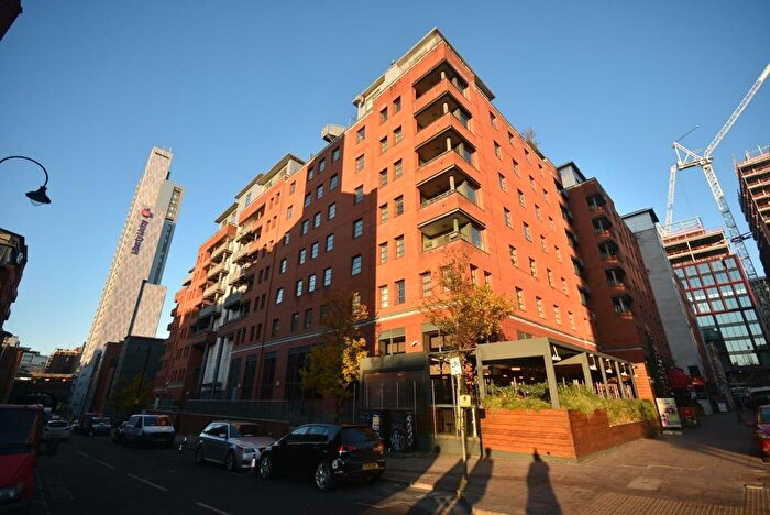 2 Bedroom Apartment To Rent In The Quadrangle, Manchester, M1