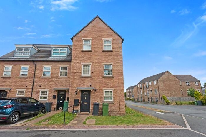 2 Bedroom Town House For Sale In Marlington Drive, Huddersfield, HD2