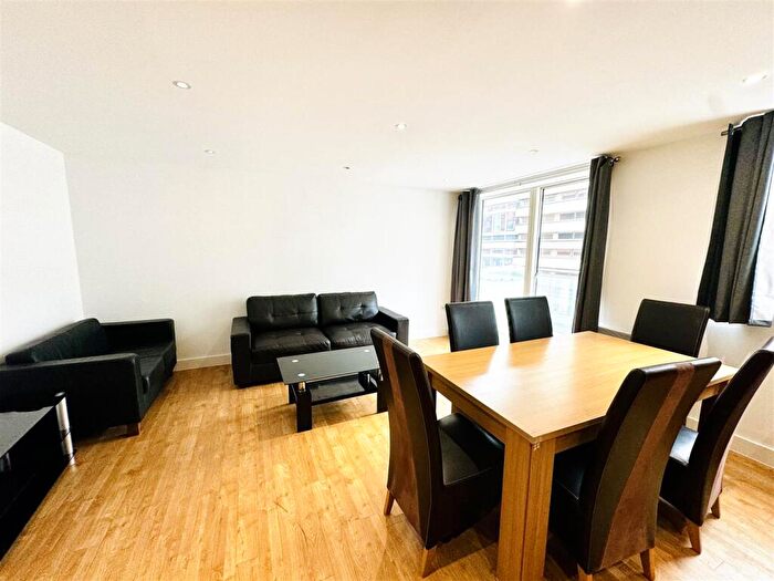 2 Bedroom Flat To Rent In Merchants Place, Reading, RG1