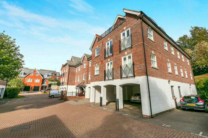 2 Bedroom Flat To Rent In Clandon House, Guildford, GU1