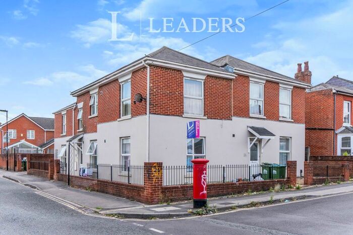 2 Bedroom Flat To Rent In Padwell Road - Southampton -, SO14