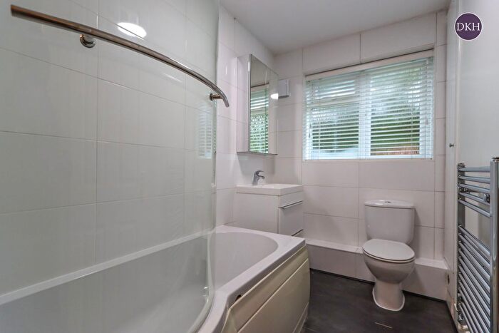 2 Bedroom Flat To Rent In Bromet Close, Watford, Hertfordshire, WD17