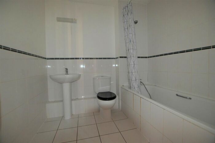2 Bedroom Flat To Rent In The Beeches, Rokesby Road, Slough, Berkshire, SL2